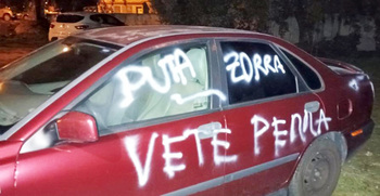 Denuncian pintadas en varios coches con insultos a una mujer