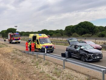 Dos heridos al chocar un coche y un camión en la A-6 en Rueda