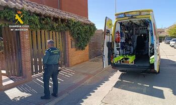 La Guardia Civil auxilia a una mujer inconsciente en su casa