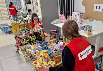 Cruz Roja entrega más de 800 juguetes a niños de la provincia