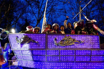 Los Reyes Magos recorren Valladolid rodeados de luz y juguetes