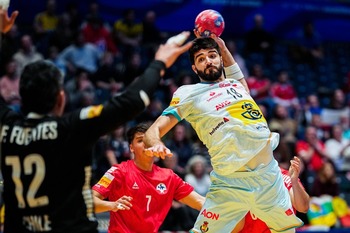 Los 'Hispanos' neutralizan a Chile para empezar el Mundial