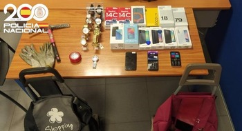 Rompen un escaparate con un pico para robar móviles y relojes