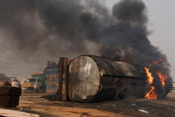 77 fallecidos en la explosión de un camión cisterna en Nigeria